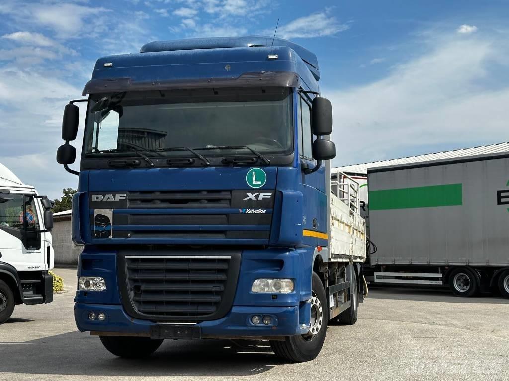 DAF XF 105.460 Camion plateau ridelle avec grue