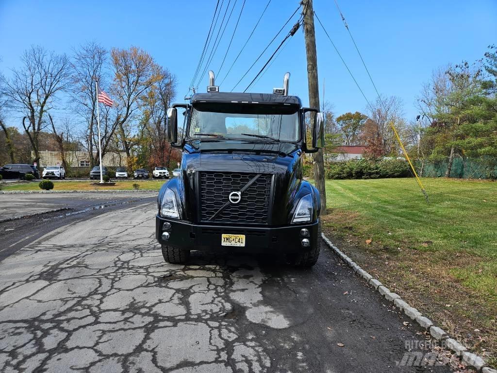 Volvo VNX 64 T300 Camion plateau