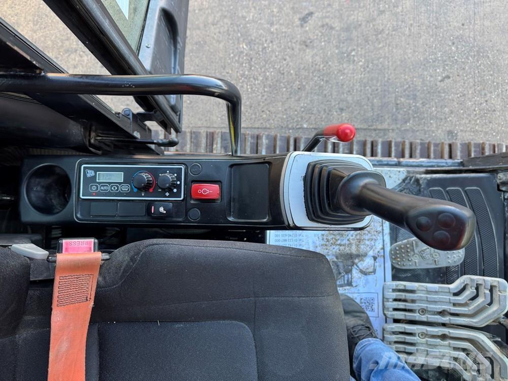 JCB JS130LC Pelle sur chenilles