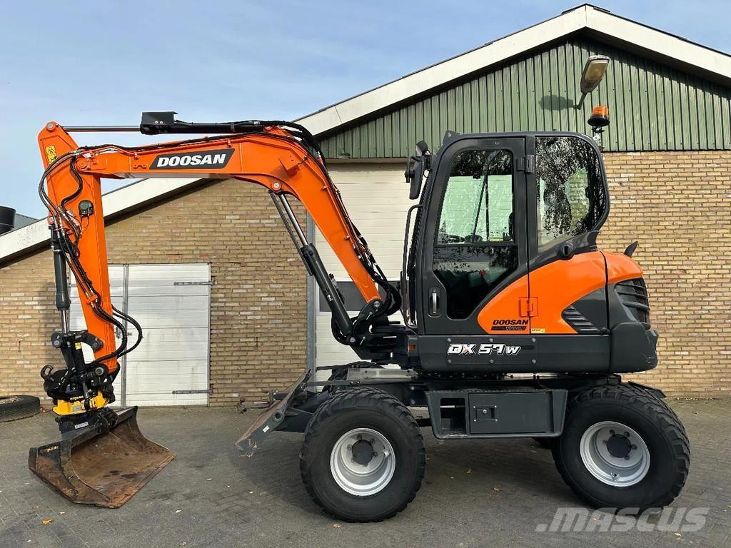 Doosan DX57W-7 Pelle sur pneus