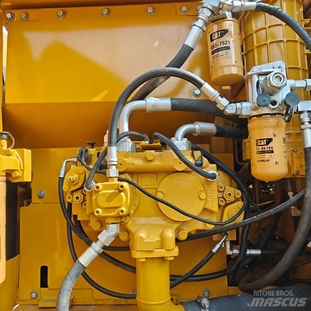 CAT 323 D L Pelle sur chenilles