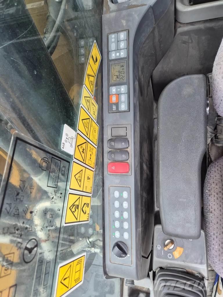 CAT M 318 F Pelle sur pneus