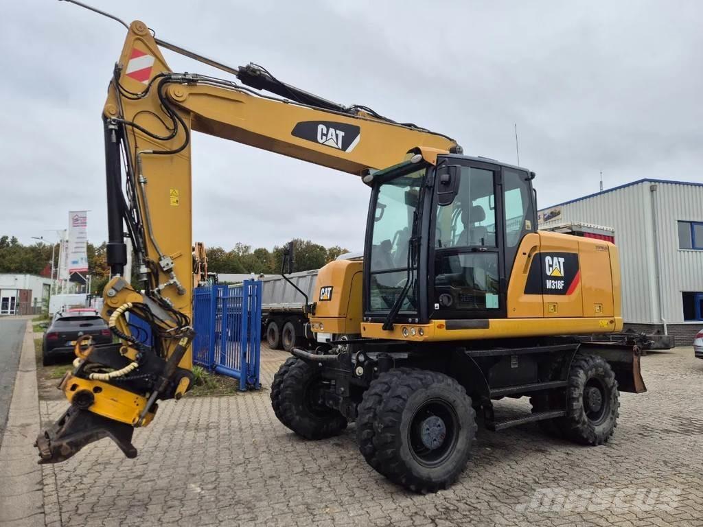 CAT M 318 F Pelle sur pneus