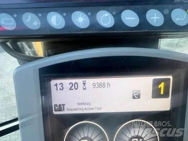 CAT M 318 F Pelle sur pneus