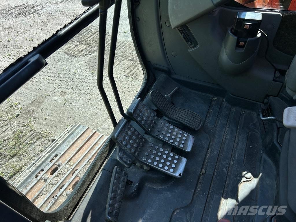 Hitachi ZX 135 US Pelle sur chenilles
