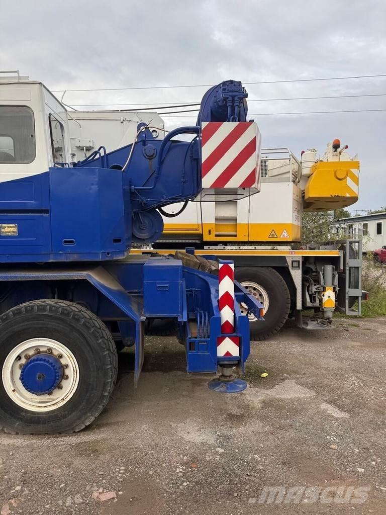 Tadano AR 300E Camion plateau ridelle avec grue