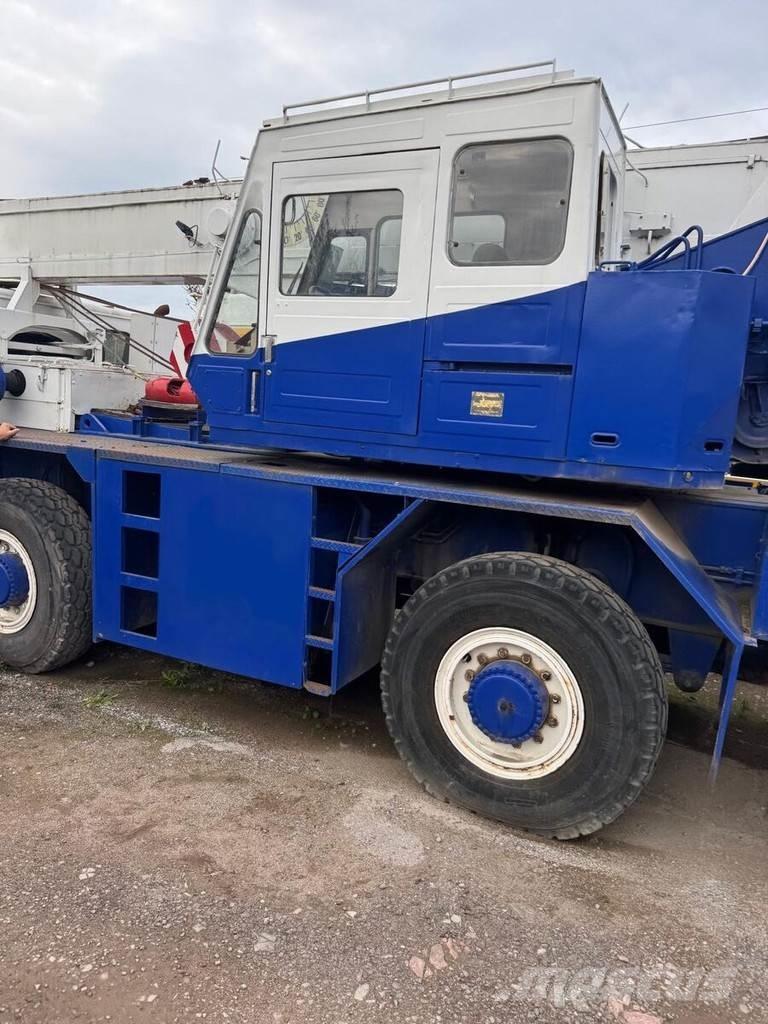 Tadano AR 300E Camion plateau ridelle avec grue
