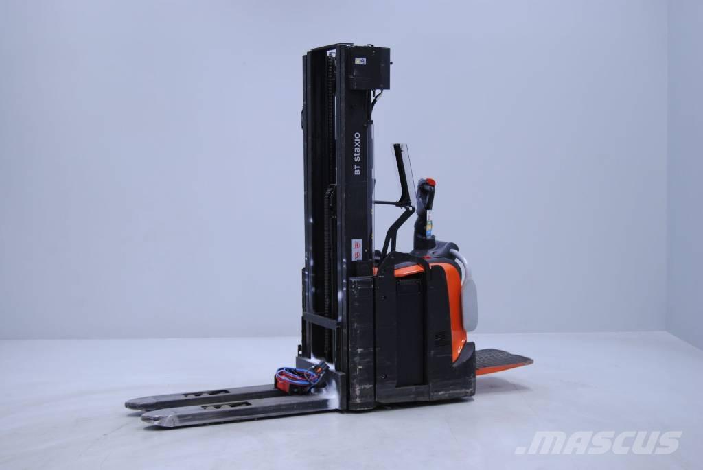 Toyota SPE140L Gerbeur accompagnant