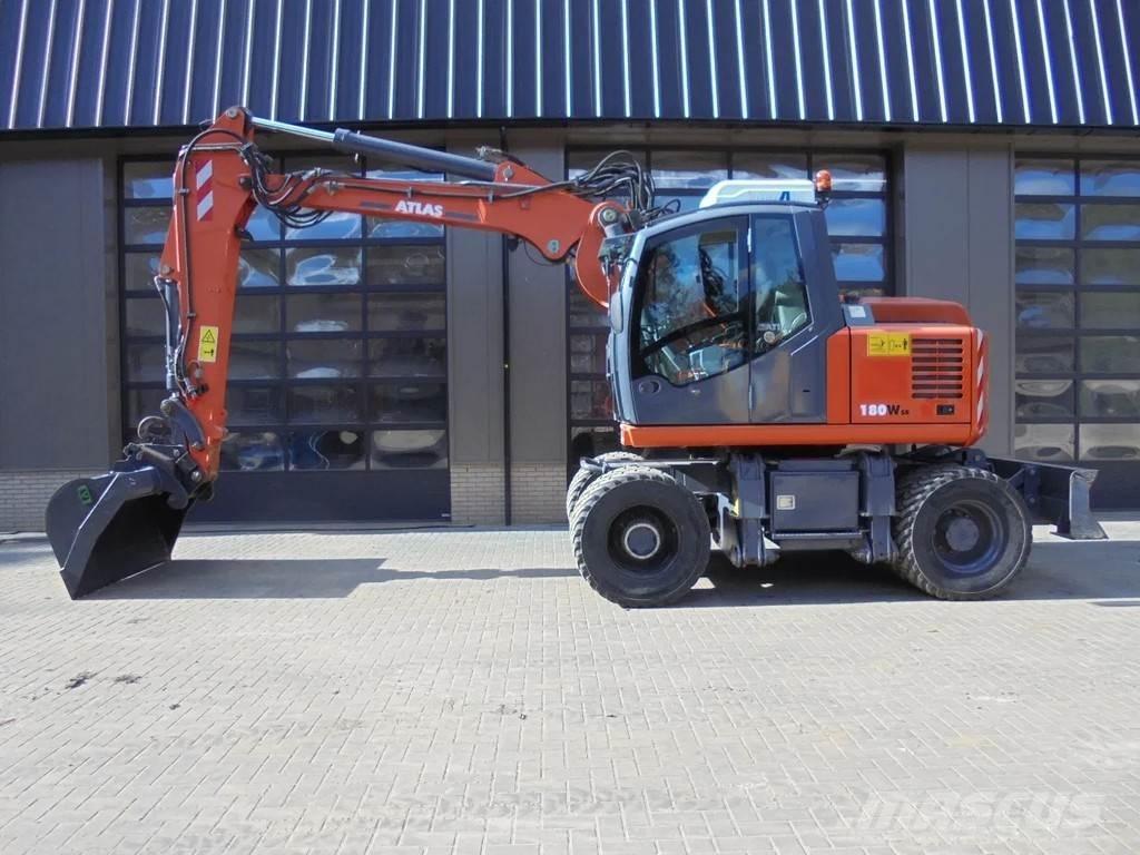 Atlas 180 WSR Pelle sur pneus