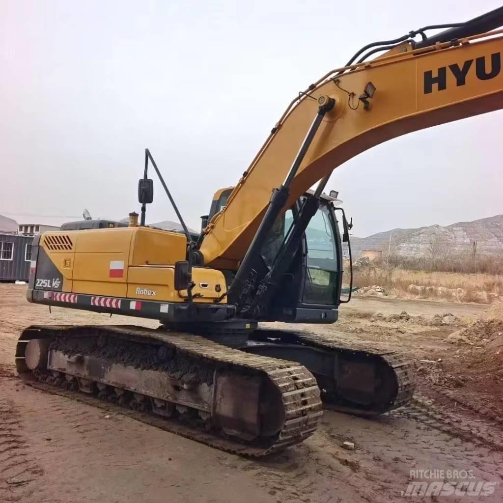 Hyundai R225LVS Pelle sur pneus