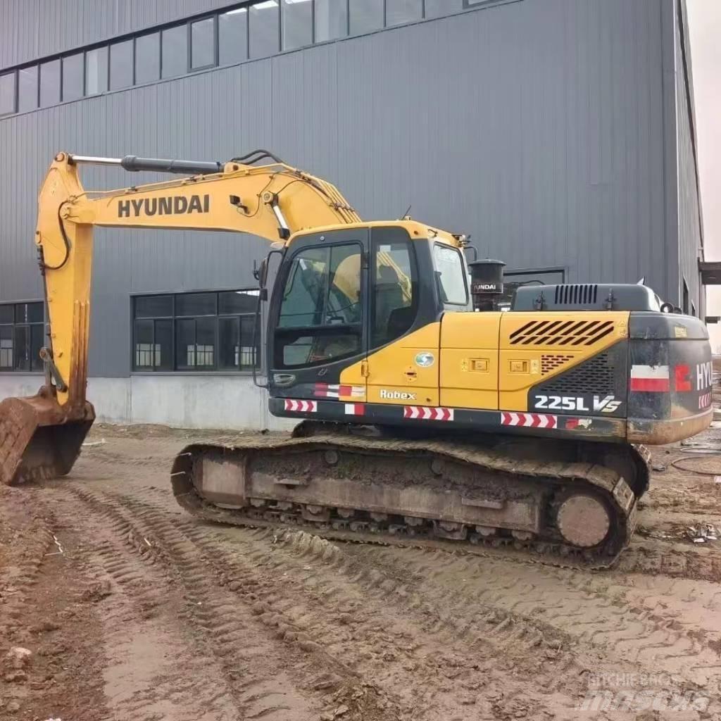 Hyundai R225LVS Pelle sur pneus