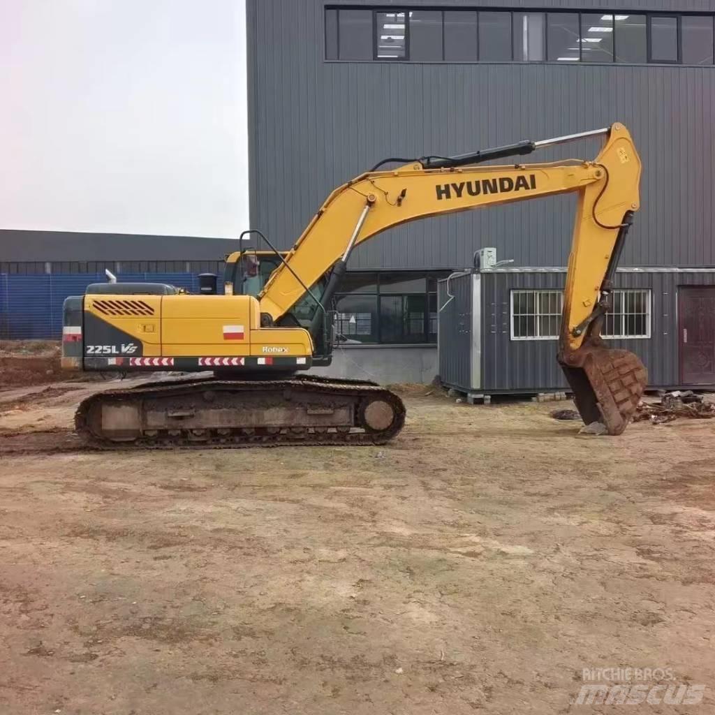 Hyundai R225LVS Pelle sur pneus