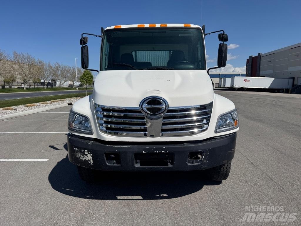 Hino 268 Camion plateau