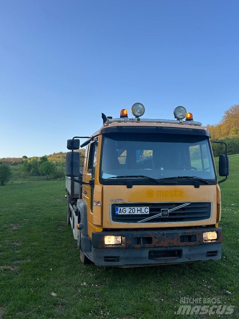 Volvo FL 6 Camion plateau ridelle avec grue