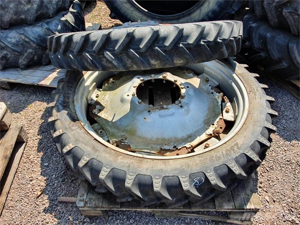 BKT 230/95R44 x2 Pneus, roues et jantes