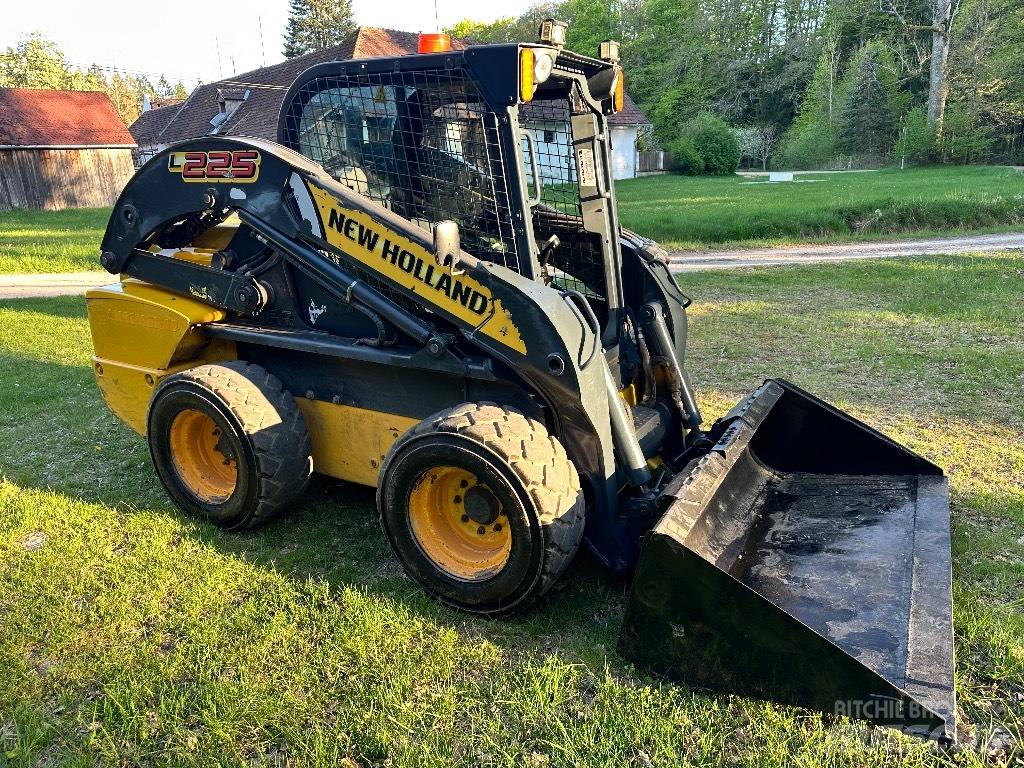 New Holland L 225 Chargeuse compacte