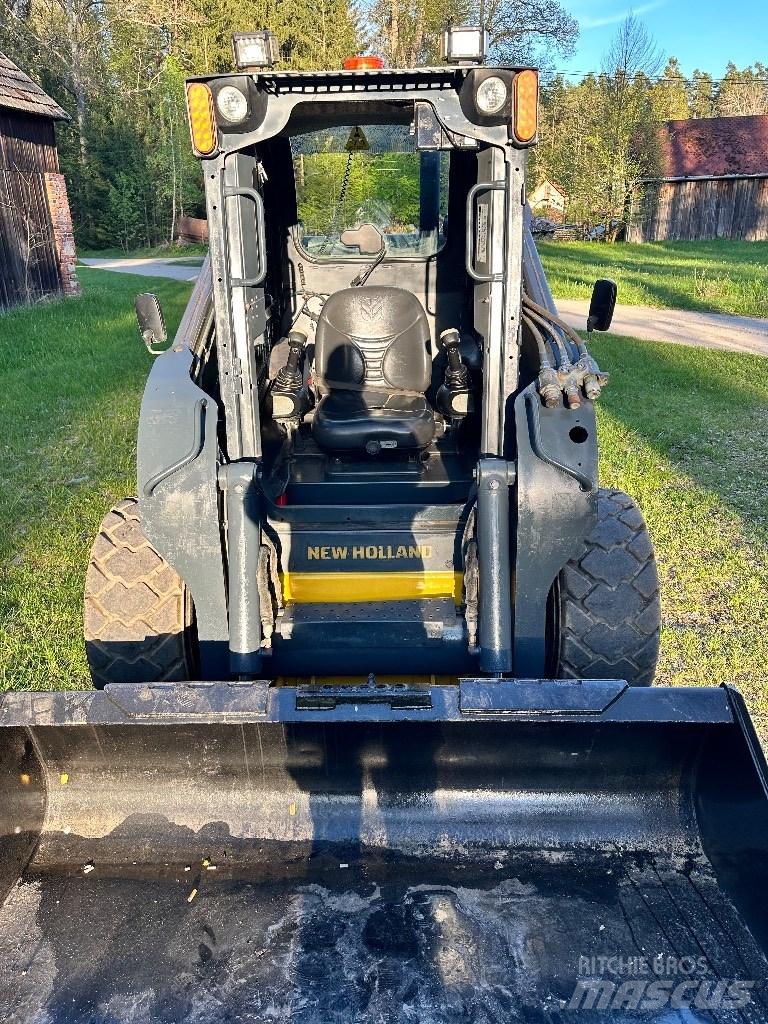 New Holland L 225 Chargeuse compacte