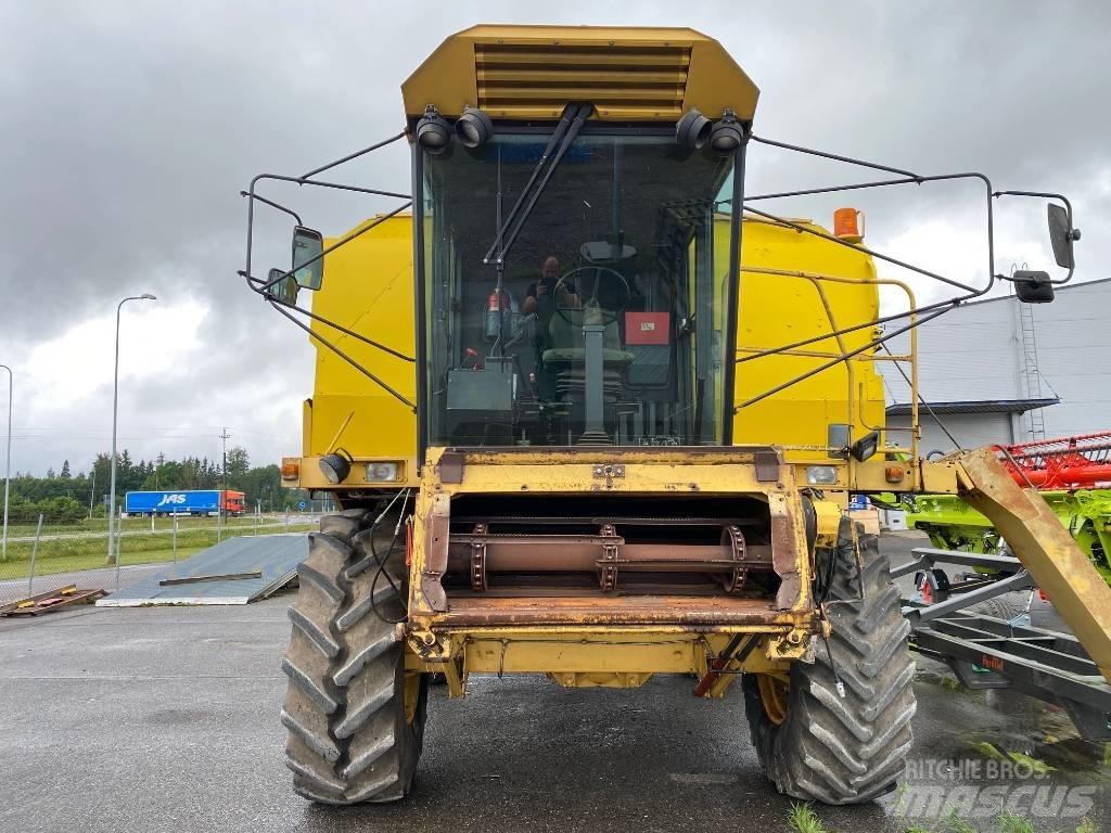 New Holland TF 46 Moissonneuse batteuse