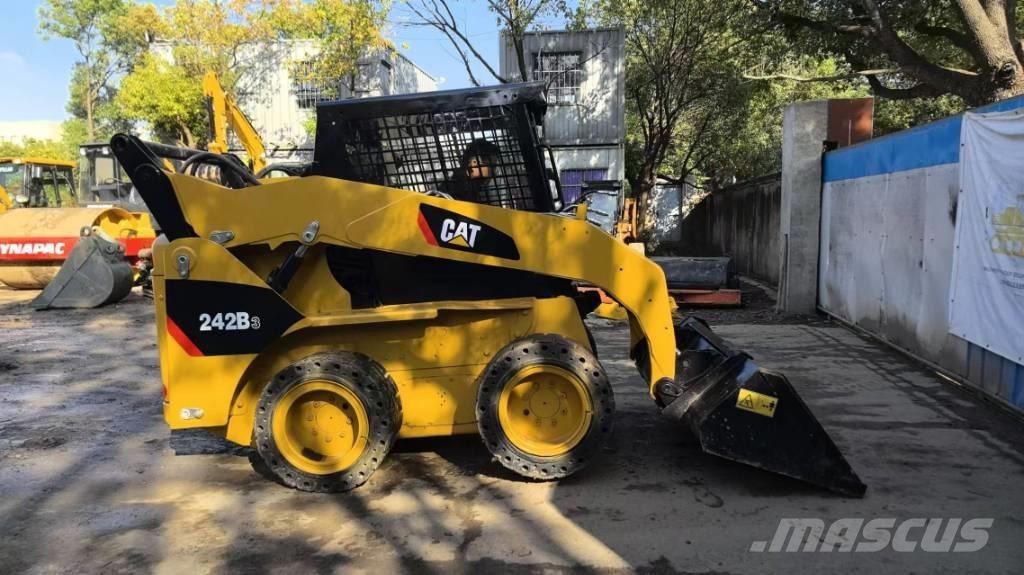 CAT 242 B 3 Chargeuse compacte