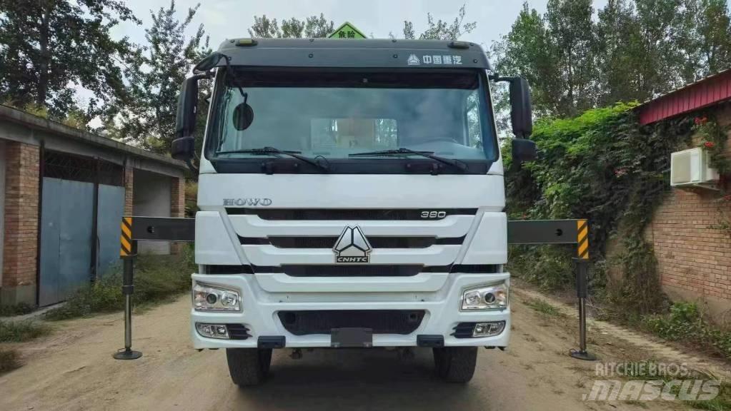 Howo 371 375 380 Camion plateau ridelle avec grue