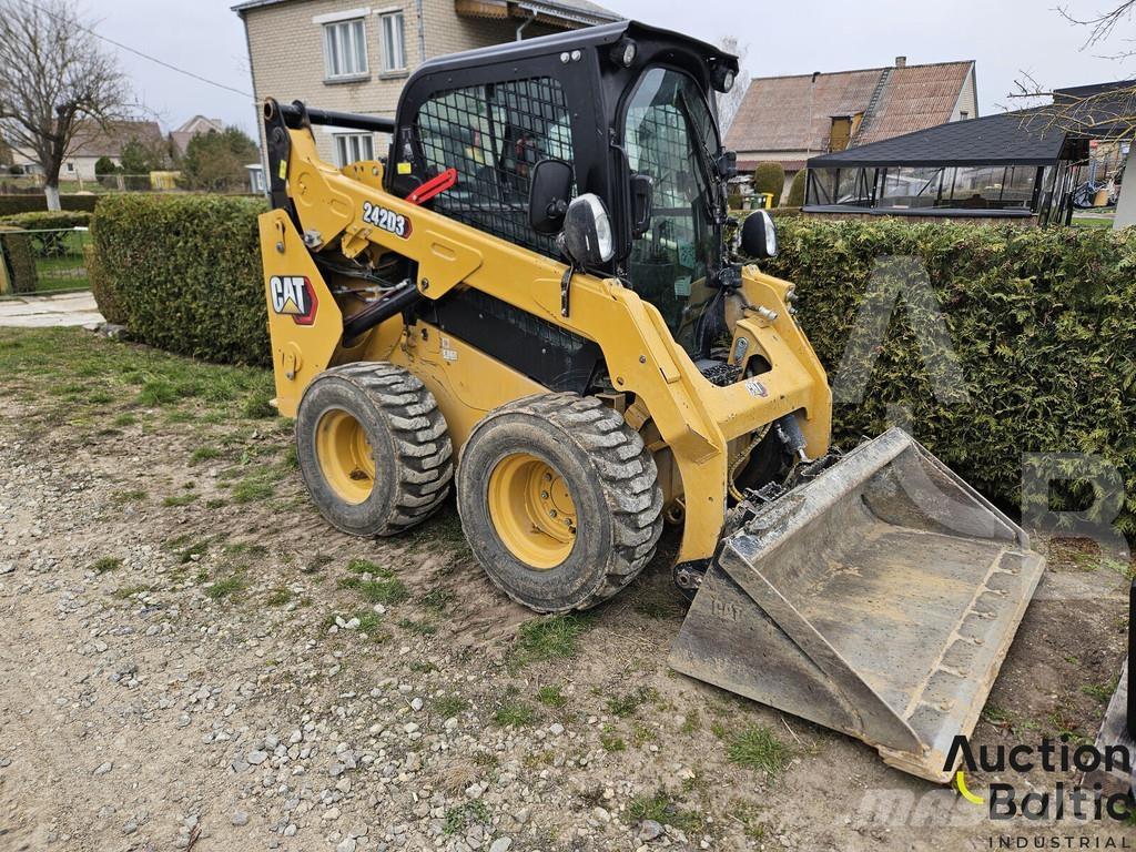 CAT 242 D 3 Chargeuse compacte