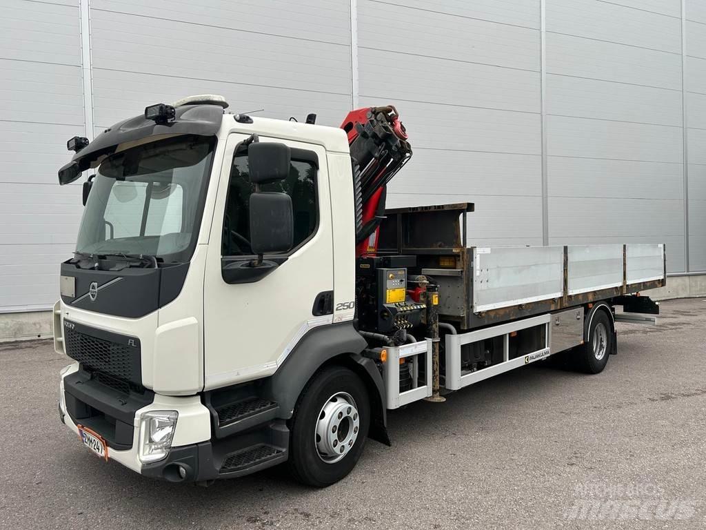 Volvo FL Camion plateau ridelle avec grue