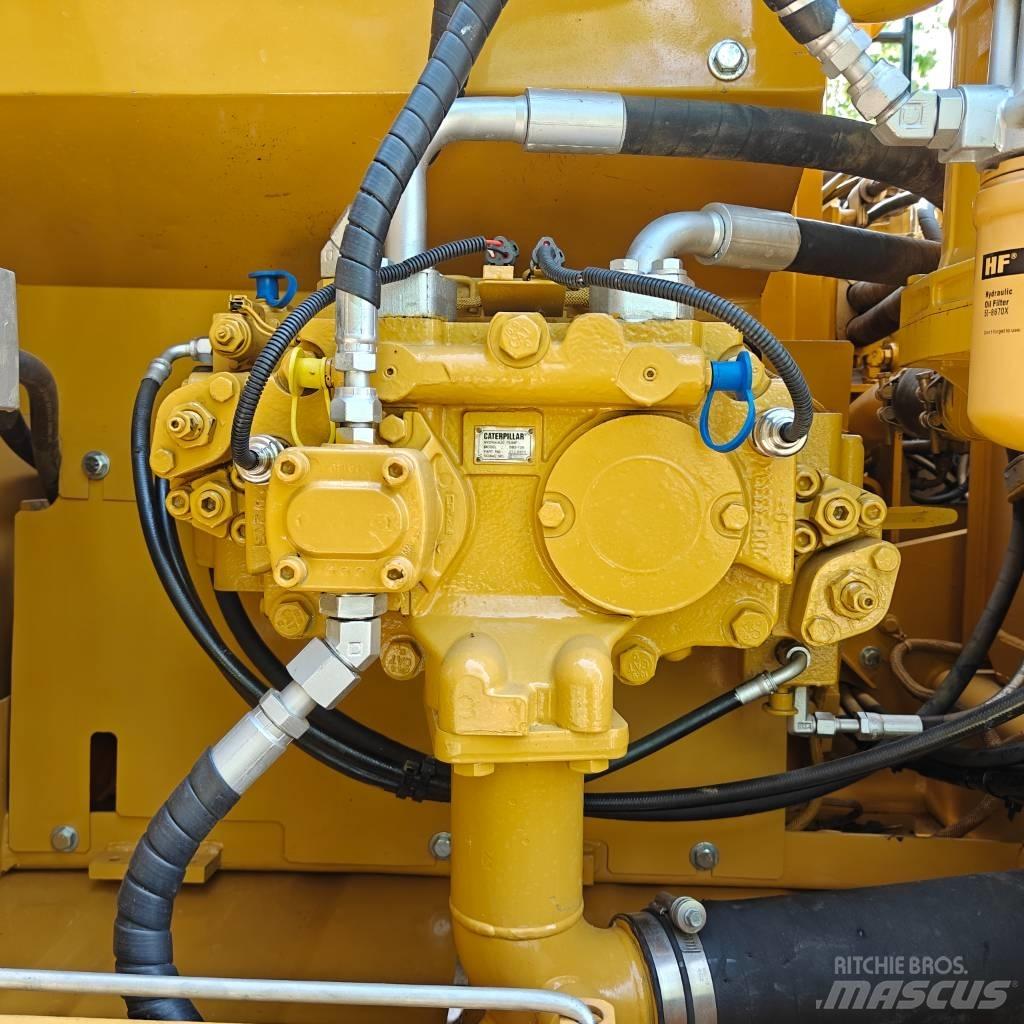 CAT 323D2L Pelle sur chenilles