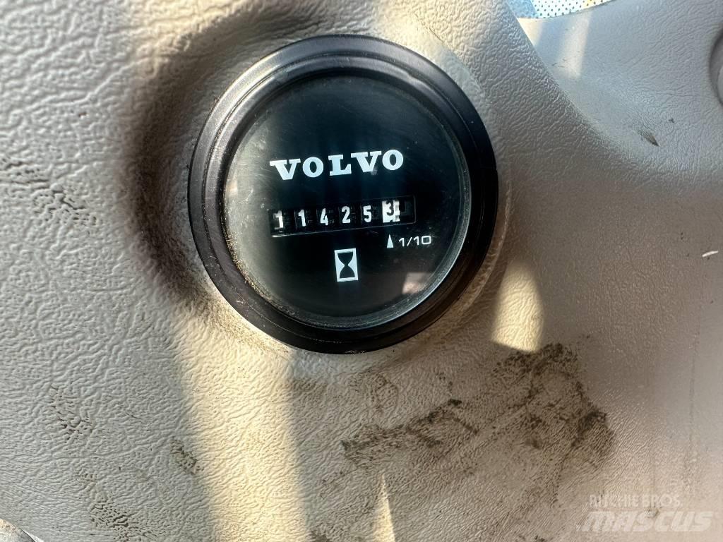 Volvo EW 210 C Pelle sur pneus