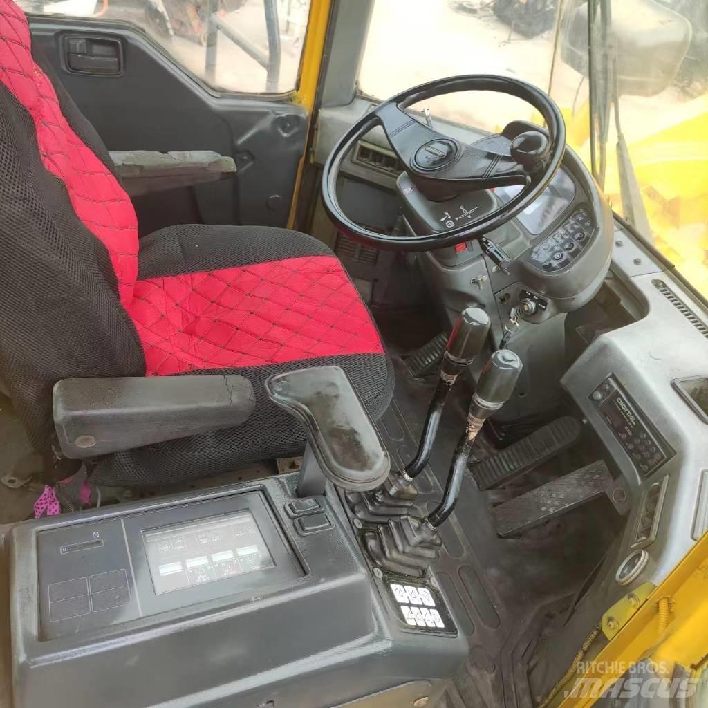 Komatsu WA 600-3 Chargeuse sur pneus