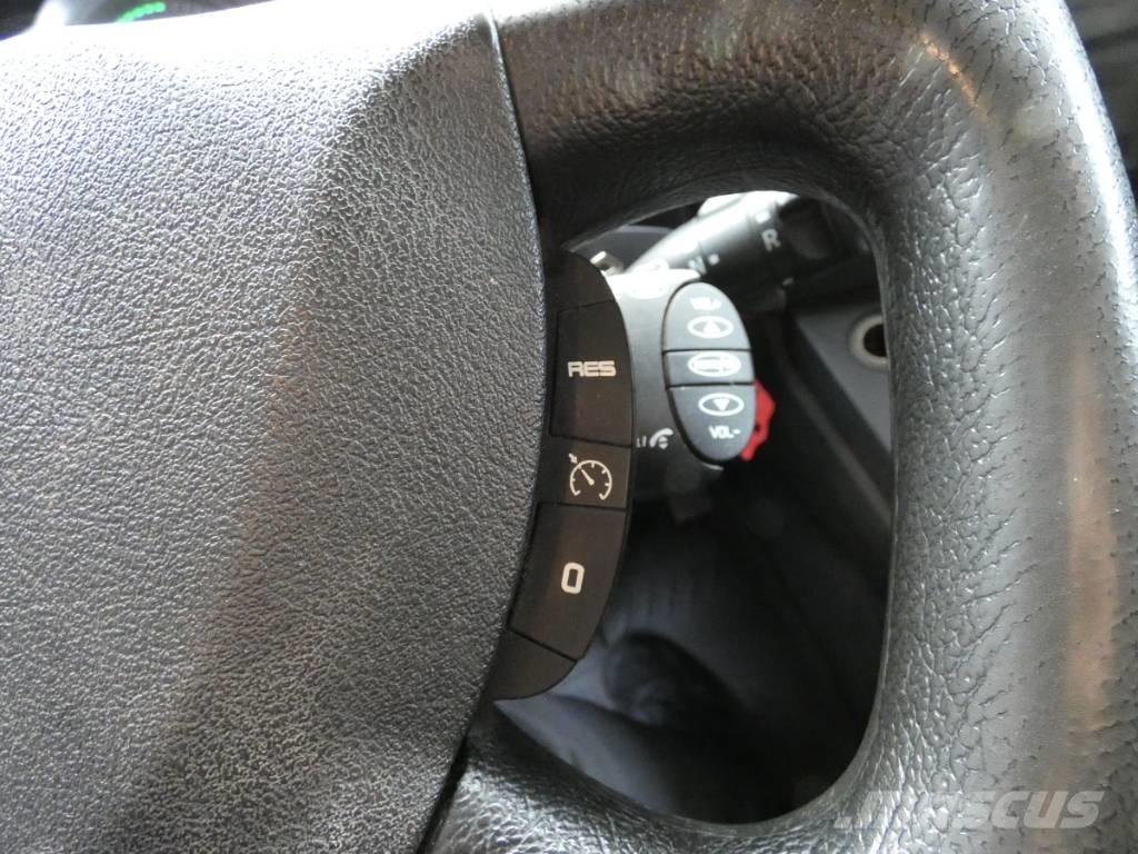 Renault D16 Camion plateau ridelle avec grue