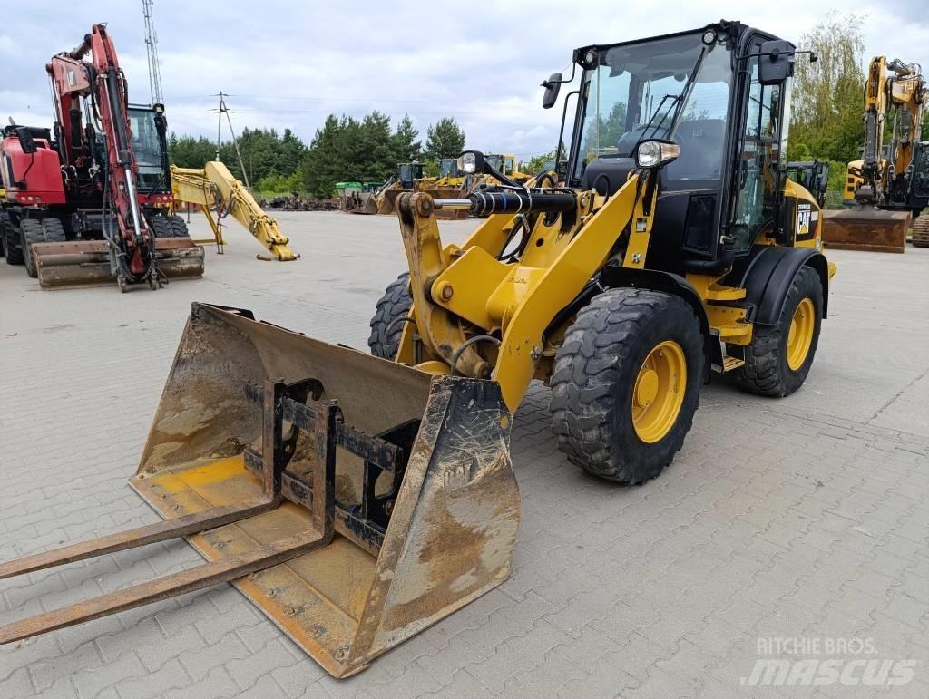 CAT 908M Chargeuse sur pneus