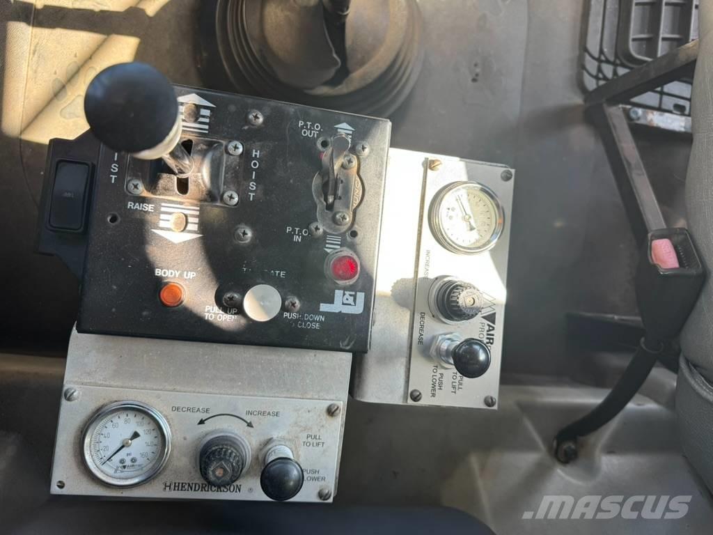 Mack GU813 Camion benne
