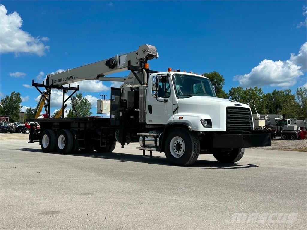 National 680H Camion plateau ridelle avec grue