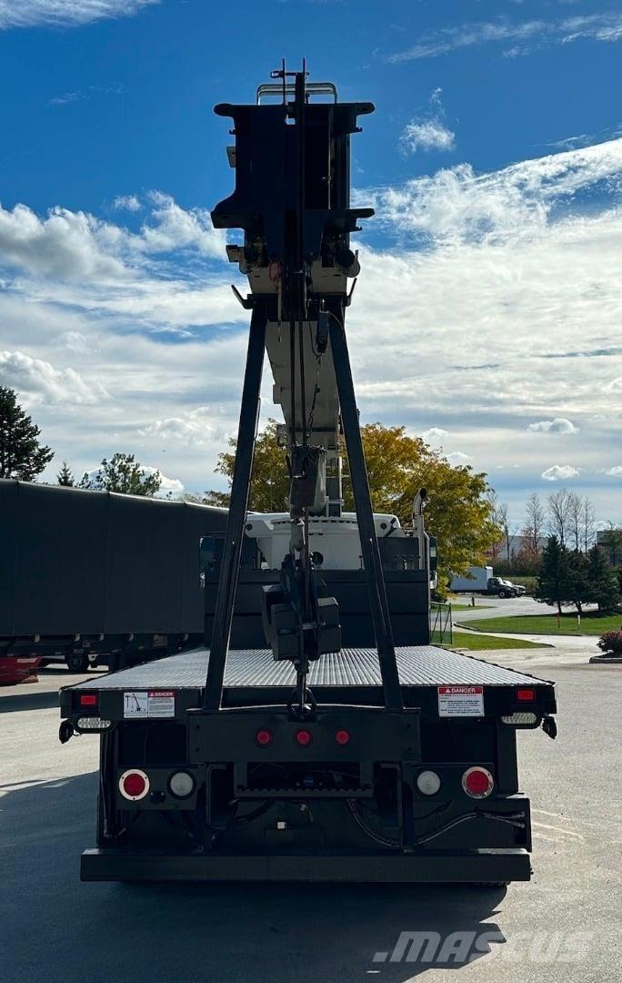 National 900A Camion plateau ridelle avec grue