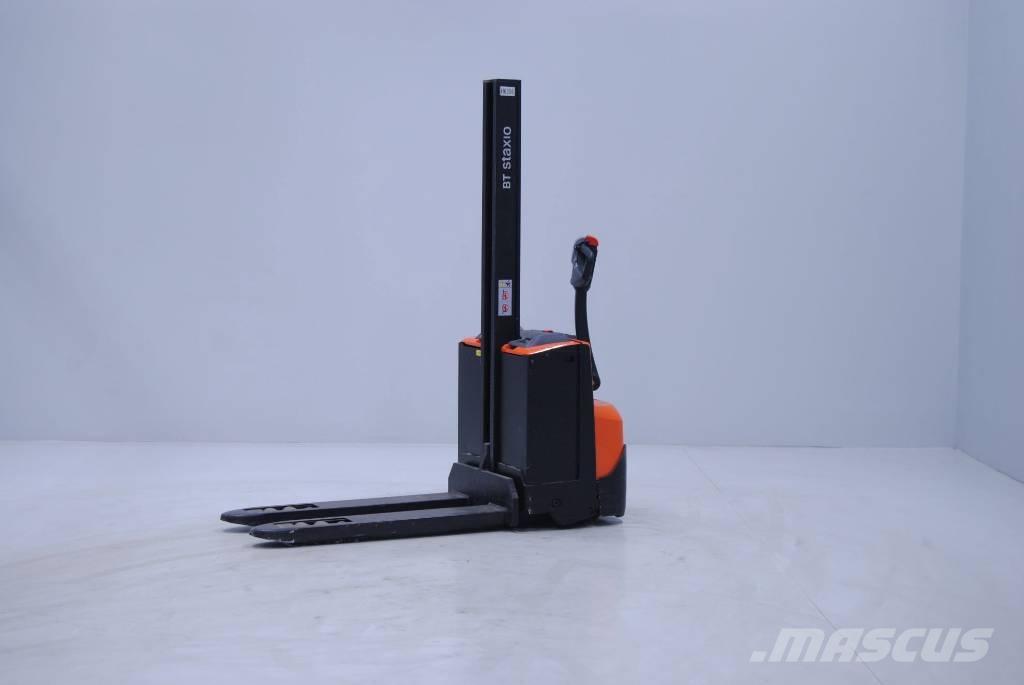 Toyota SWE080L Gerbeur accompagnant