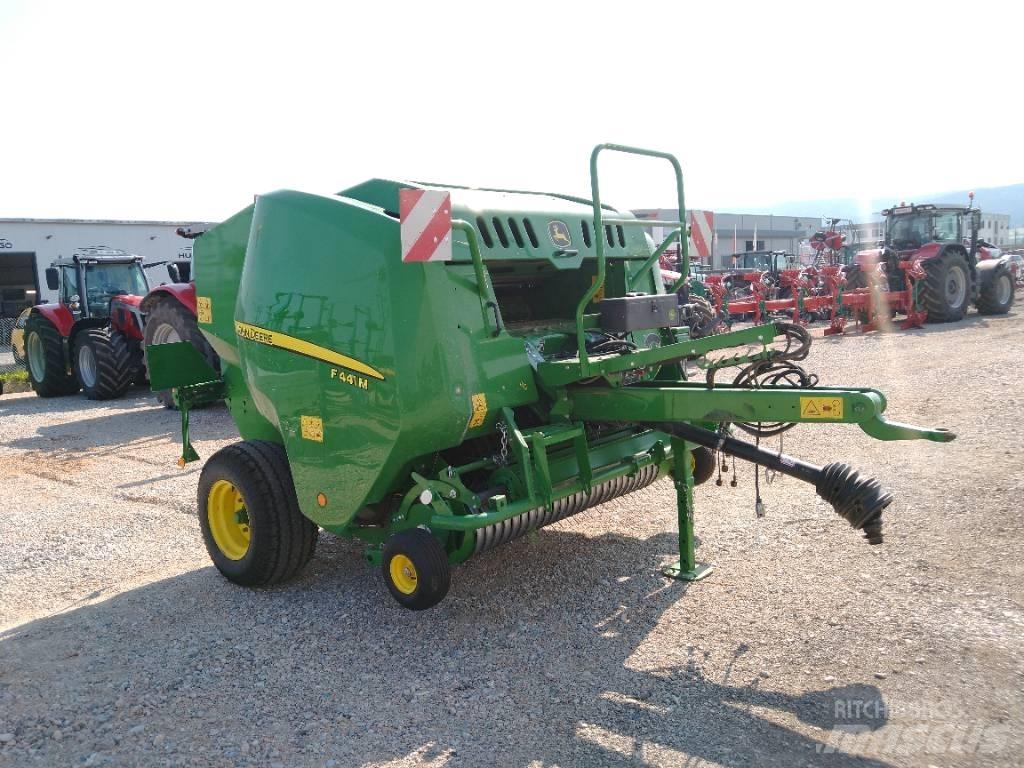 John Deere F441M Presse à balle ronde