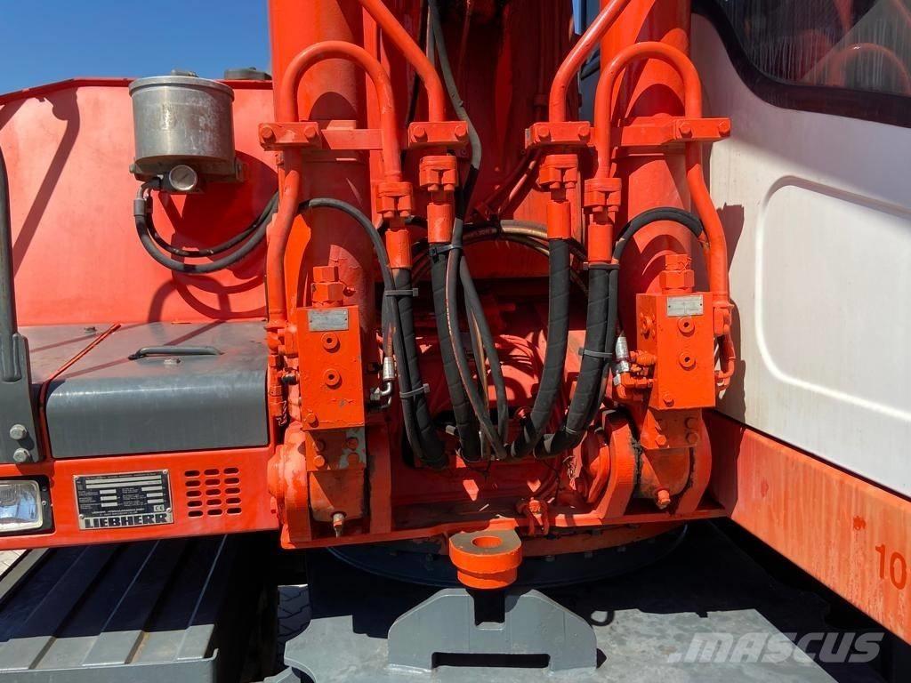 Liebherr A 900 C Pelle sur pneus