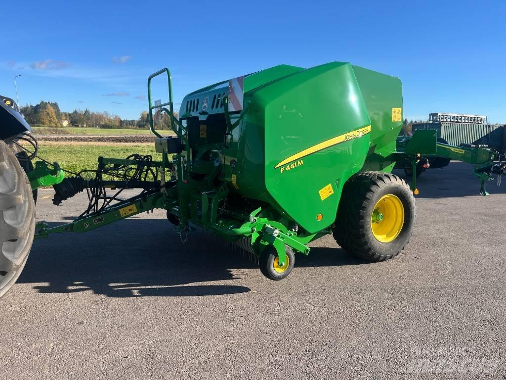 John Deere F441M Presse à balle ronde