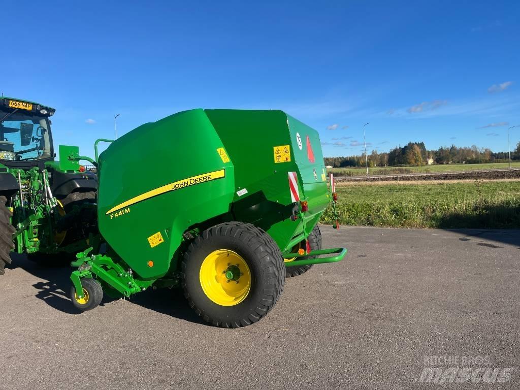 John Deere F441M Presse à balle ronde