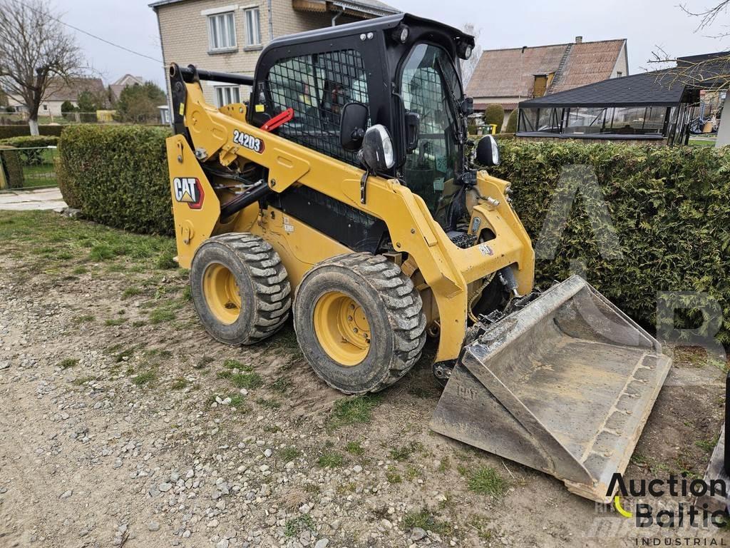 CAT 242 D 3 Chargeuse compacte