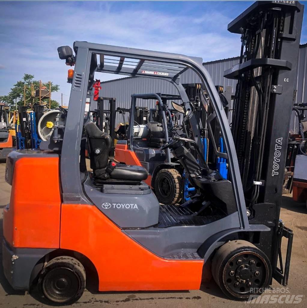 Toyota 8FGCU32 Camion citerne à eau