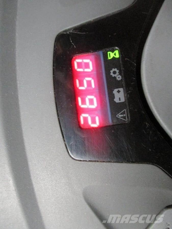 Toyota SPE160L Gerbeur accompagnant