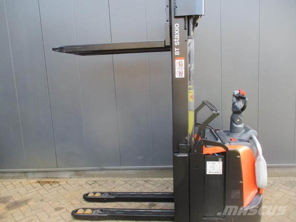 Toyota SPE160L Gerbeur accompagnant