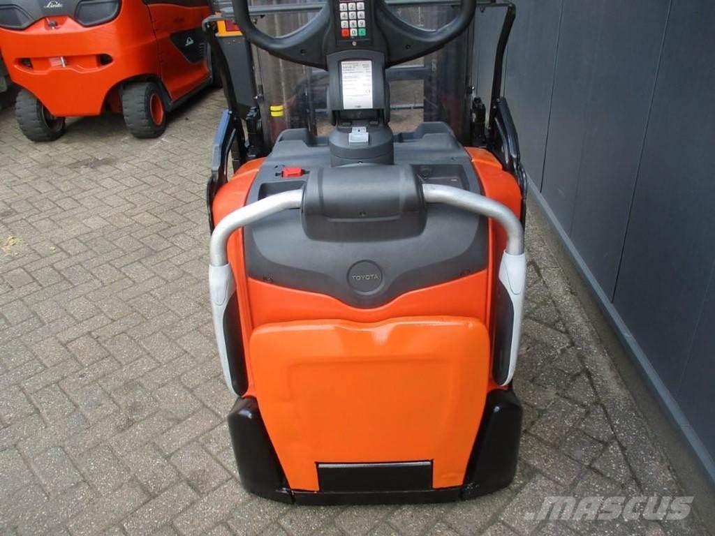 Toyota SPE160L Gerbeur accompagnant