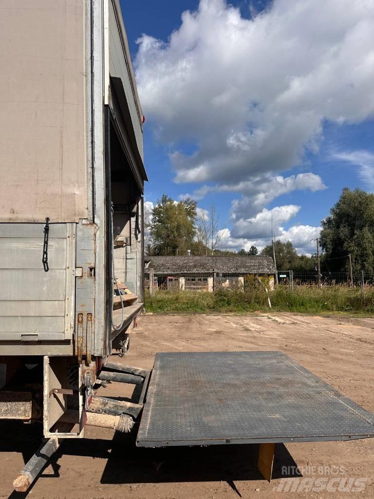 Iveco Stralis AT 190 Camion plateau ridelle avec grue