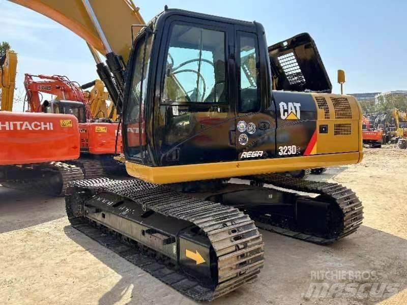 CAT 323 D Pelle sur chenilles