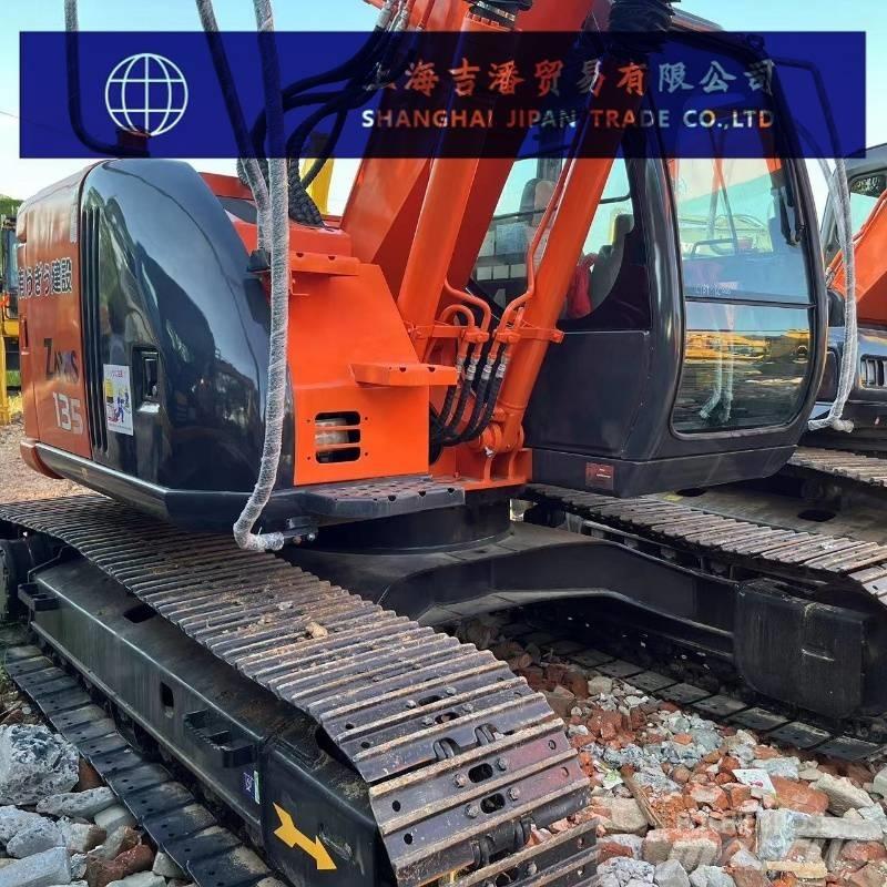 Hitachi ZX 135 Pelle sur chenilles