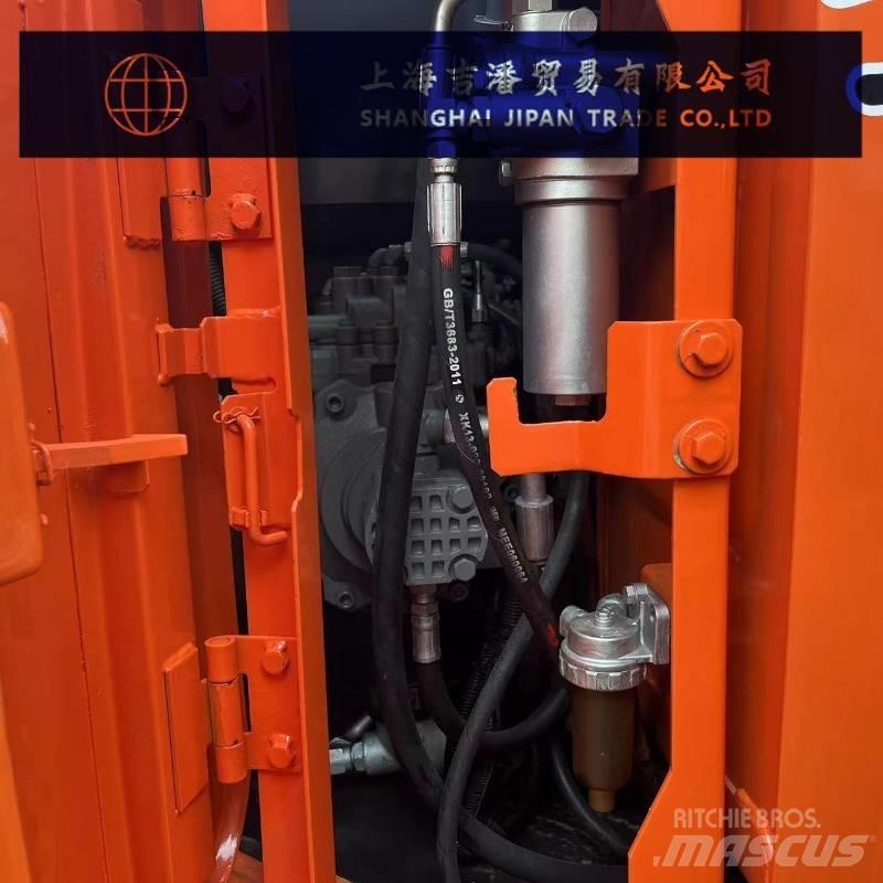 Hitachi ZX 135 Pelle sur chenilles