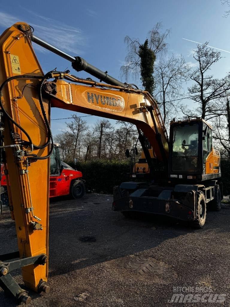 Hyundai HW 210 Pelle sur pneus