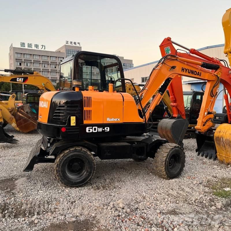 Hyundai R60W-9 Pelle sur pneus